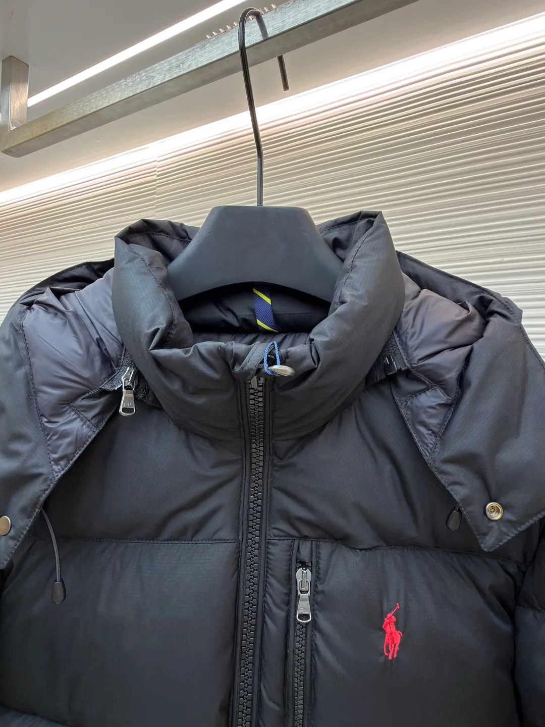 Ralph Lauren classic red label down jacket ●Original version: Purchased and developed in 2099 ●Item number: 1681655-D60 ●Fabric: white duck down fabric ●Technology: mechanical down filling ●Color: black ●Version: fitted version ●Weight: about 835 grams ●Size: S-M-L-XL ●Description: Nylon fabric has good windproof and waterproof properties and can effectively block the intrusion of wind and rain from the outside Keeps the inside dry and suitable for wearing in humid or rainy conditions. The red label on the chest is made with an imported MECLO embroidery machine. The original pattern is scanned first, and then high-quality silk thread is used to make a pattern. The density effect is adjusted by continuous pattern making. Detachable hood: The down jacket is equipped with a detachable nylon hood, which users can easily remove or install according to weather changes or personal preferences, which is both practical and convenient. The details are exquisitely processed: the zipper design is simple and elegant, easy to operate; the closing design of the cuffs and hem effectively prevents the intrusion of cold wind, improving the warmth and comfort of wearing. It uses 90 white duck down with a weight of 260g to ensure excellent thermal insulation performance. After strict screening and processing, the velvet is not easy to drill, ensuring durability. The overall wiring is straight and delicate, the fabric is comfortable and soft, and the color is consistent without color difference. It can be matched with the same style to create a fashionable look and control various occasions. Customized accessories, complete with three standards, same style for men and women!